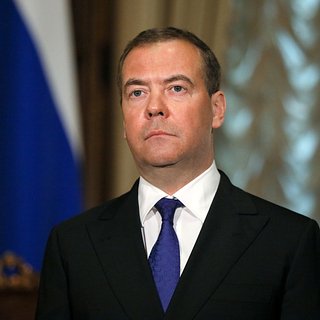 Медведев призвал сплотиться вокруг Путина