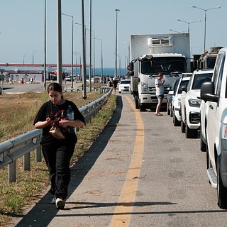 Названо число находящихся в пробке у Крымского моста автомобилей