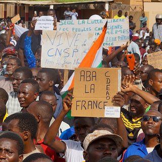 Протестующие подожгли посольство Франции в Нигере