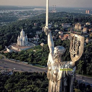 В Киеве на монументе «Родина-мать» установили трезубец