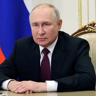Путин назвал российский флаг символом единства