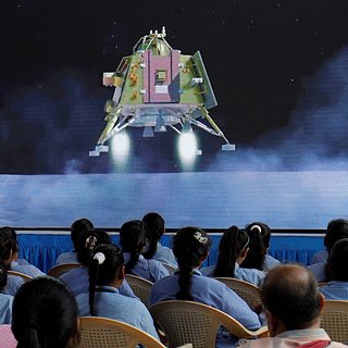 Индийская космическая станция первой успешно села на Луну