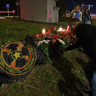 В Петербурге появился стихийный мемориал после крушения самолета Пригожина