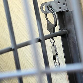 Мужчина 10 раз изнасиловал девочку-подростка на курорте Европы и попал под суд