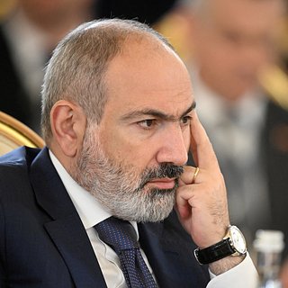 Пашинян обсудил с Макроном ситуацию на границе с Азербайджаном