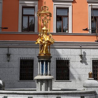 Сломавший скульптуру россиянин стал фигурантом уголовного дела