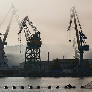 Подлодка и десантный корабль загорелись из-за удара ВСУ по заводу в Севастополе