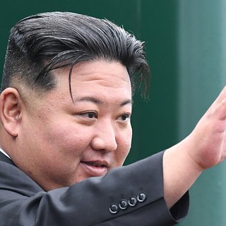 Ким Чен Ыну подарили в России меч с ювелирными камнями