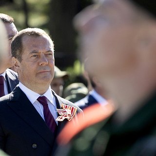 Медведев порассуждал о «грызущихся за корку черствого хлеба» Польше и Украине