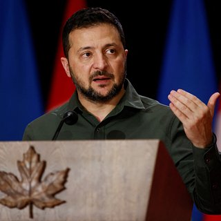 Экс-премьер Украины назвал причину сохранения власти Зеленским