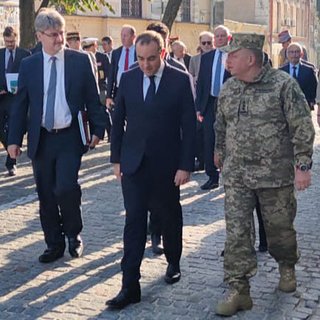 Министр обороны Франции приехал в Киев