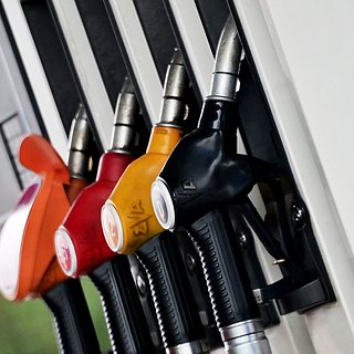 Новак поручил принять срочные меры по снижению цен на топливо