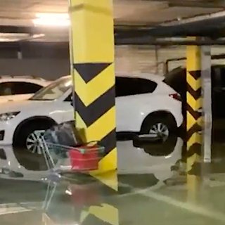 Паркинг с дорогими машинами в российском городе затопило водой из канализации