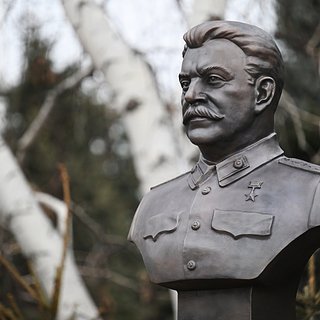 В мемориале пострадавшим от репрессий установили бюст Сталина