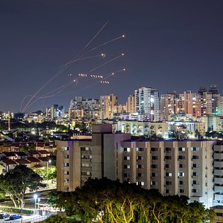 ХАМАС выпустил 100 ракет по городу на юге Израиля
