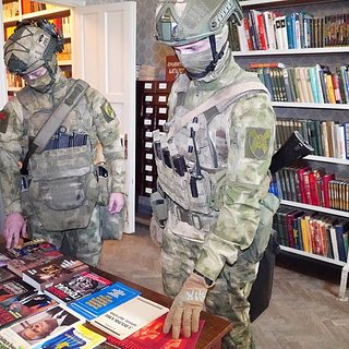 Росгвардейцы изъяли более 300 экстремистских книг в библиотеках ДНР