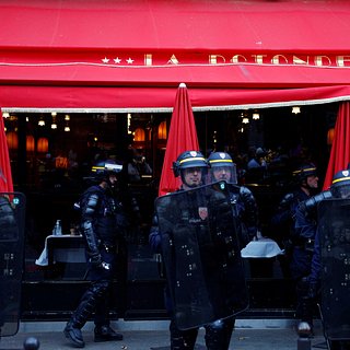 Во Франции ввели режим террористической угрозы после атаки на лицей