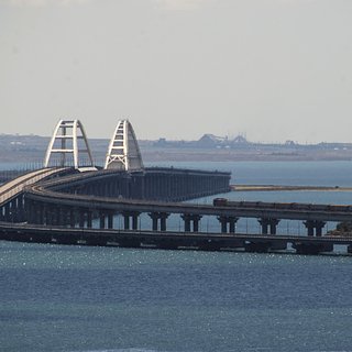 Движение авто по Крымскому мосту приостановили