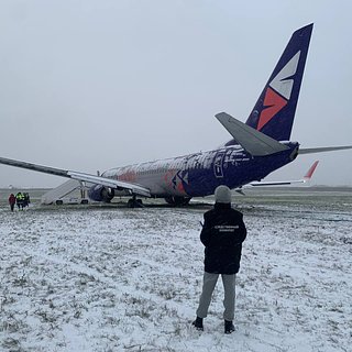 В российском аэропорту самолет выкатился за пределы ВПП