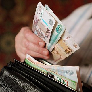 Половина россиян пожаловались на нехватку средств перед зарплатой