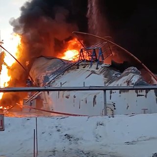 После взрыва резервуара в Коми огонь перекинулся на заполненные нефтью хранилища
