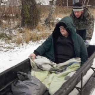 Россиянку с инсультом привезли к врачам на санях из-за запертого на замок моста