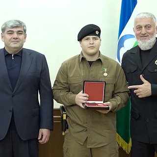15-летний сын Кадырова пришел на свое награждение с золотым пистолетом