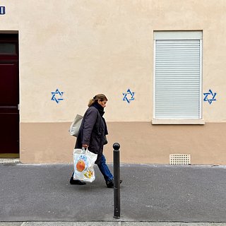 На десятках домов Парижа появились звезды Давида. Франция нашла в этом «российский след», Москва крайне возмущена