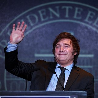 Президент Аргентины передумал заниматься долларизацией и отказываться от песо