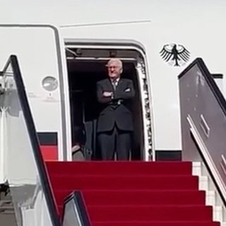«Предпочел ждать на лестнице» Президент Германии полчаса прождал главу МИД Катара в дверях самолета