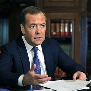 Медведев отреагировал на отмену выборов на Украине фразой «маски сброшены»