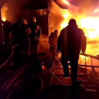 Площадь пожара на вещевом рынке в Ростове-на-Дону выросла втрое