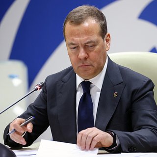 Медведев показал мем с «думающими» об Украине главами западных государств