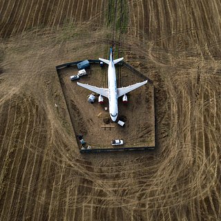 Посадившим самолет в поле под Новосибирском пилотам предложили уволиться