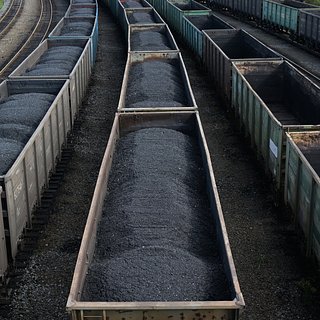 Россиянам предложили разгружать вагоны с углем из-за долгов по ЖКХ