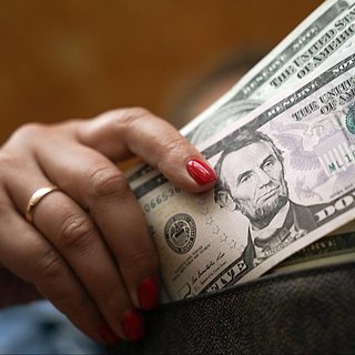 Россияне начали активно скупать доллары и евро