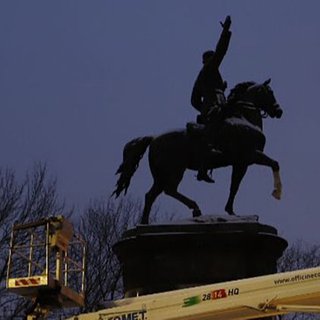 В Киеве начали снос памятника Щорсу