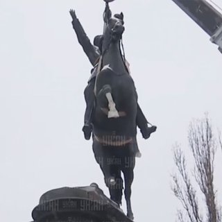 При сносе памятника Щорсу в Киеве коню отпилили три копыта