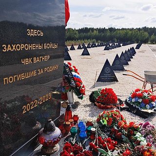 Жена российского генерала посетила кладбище «Вагнера» и показала «зубы дракона»