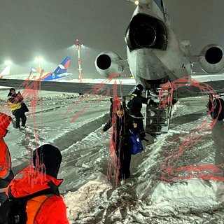 Самолет с пассажирами на борту застрял в сугробе в аэропорту Москвы