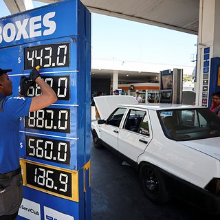 Цены на бензин в Аргентине выросли на 40 процентов после девальвации