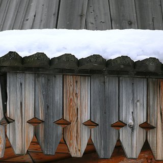 Крыша дома в российском городе обрушилась под тяжестью снега
