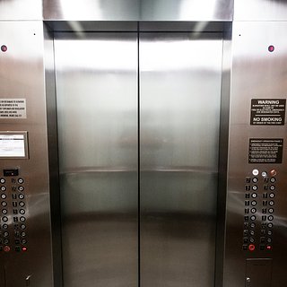 Россиянам назвали роковую ошибку при падении лифта