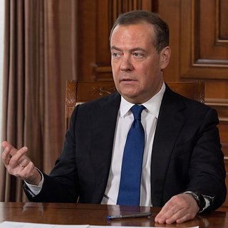 Медведев порассуждал о Макроне, моче и недержании