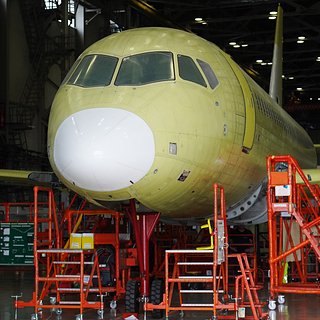 Поставки импортозамещенных самолетов SJ-100 перенесли на два года