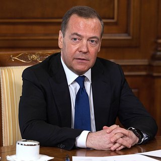 Медведев стихами о вдовах немцев отреагировал на обсуждение в ФРГ атаки на Крым