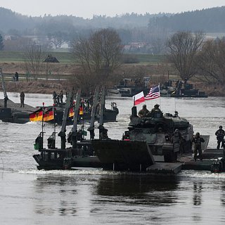 Солдаты и военная техника НАТО форсировали Вислу в Польше
