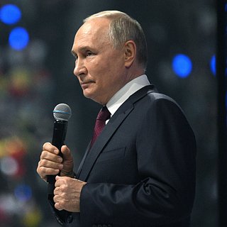Путин пошутил про Грефа и умную колонку