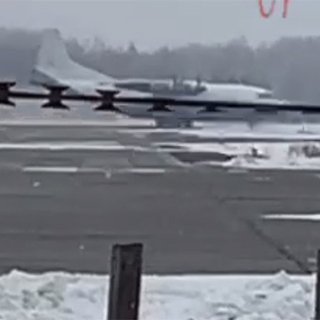 Военно-транспортный самолет приземлился на российском аэродроме без колеса