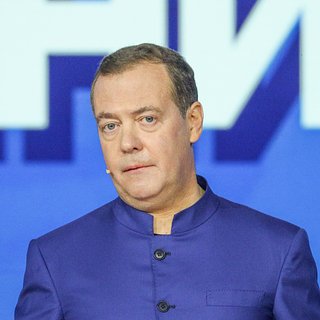 Медведев призвал снимать кино о войне